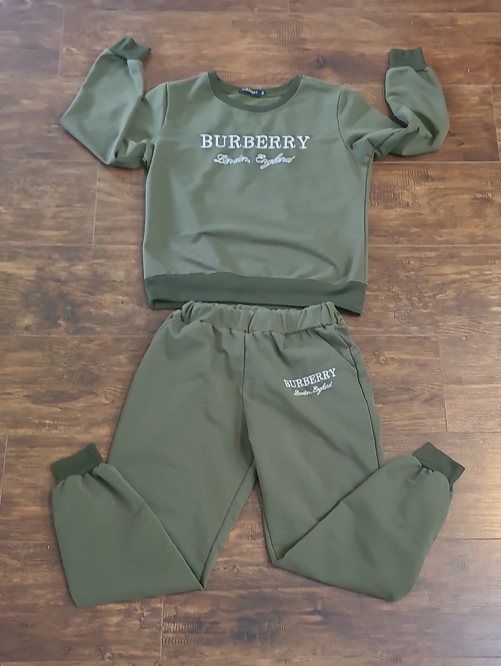 Burberry Olive Green Logo Sweatshirt and Joggers Set Kids In Size Xl